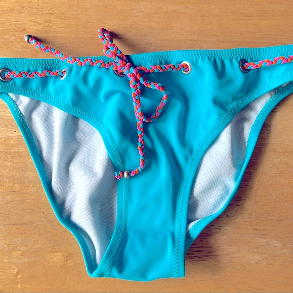 Bikini - Picture 4 of 5